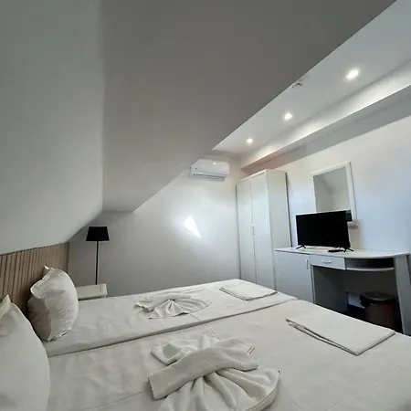 Hotel Adeti 2*