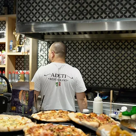 酒店 Adeti
